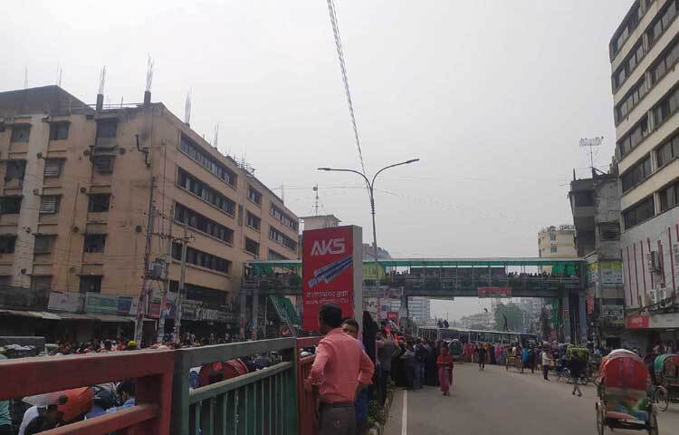 বকেয়া বেতনের দাবিতে সড়ক অবরোধ করে বিক্ষোভ করছেন ঢাকা-ক্যান্টনমেন্ট সংলগ্ন কচুক্ষেত এলাকার ৮টি পোশাক কারখানার শ্রমিকরা। ছবি: সামিউর রহমান সাজ্জাদ