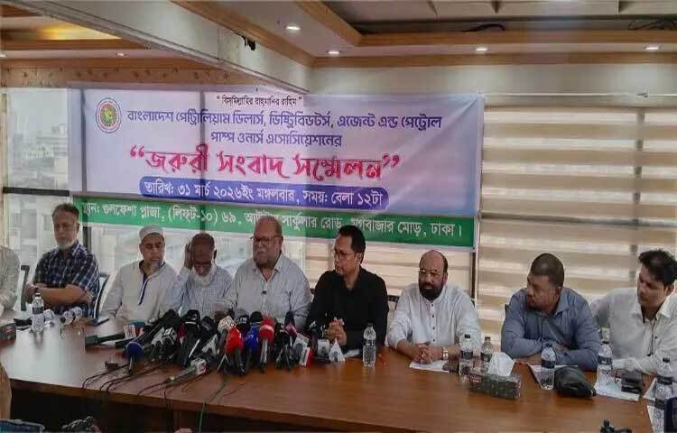 দেশজুড়ে পেট্রোল পাম্পে হামলা বন্ধ ও পর্যাপ্ত নিরাপত্তা নিশ্চিত করার দাবি জানিয়েছেন পেট্রোল পাম্প মালিকরা। একই সঙ্গে জ্বালানি সংকটের গুজবে আতঙ্কিত হয়ে অতিরিক্ত তেল না কিনতে জনগণের প্রতি আহ্বান জানিয়েছেন তারা।