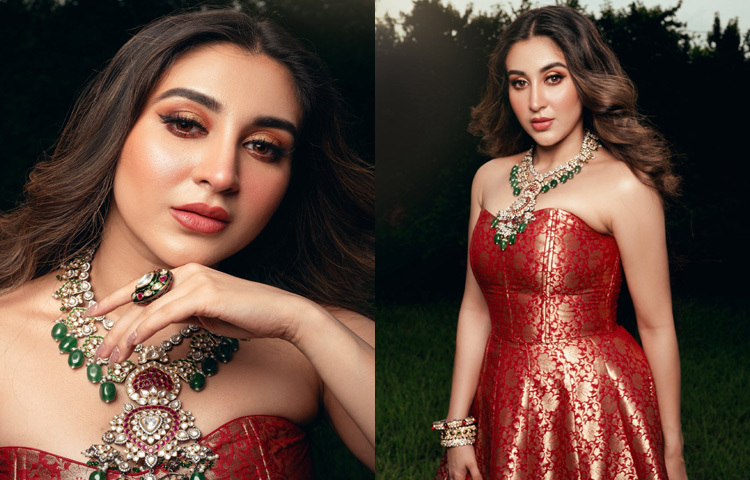 গয়নায়ও ছিল সমান জৌলুস। গলায় কুন্দনের নেকপিস, যেটি পান্না-সবুজ বিডস আর উজ্জ্বল সাদা-ম্যাজেন্টা পাথরে সাজানো। হাতের ম্যাচিং ব্যাঙ্গল আর আংটি তার সাজকে করেছে আরও দৃষ্টিনন্দন।