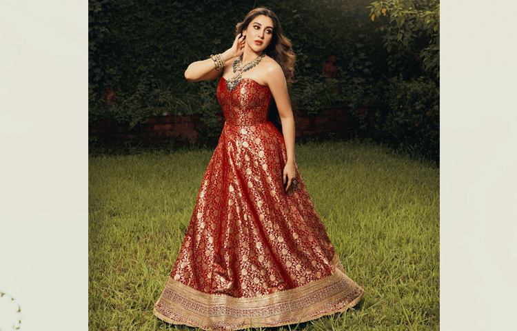 সব মিলিয়ে ঐন্দ্রিলার এই লুক আধুনিক গ্ল্যামার আর ঐতিহ্যবাহী সৌন্দর্যের এক অপূর্ব সমন্বয়। বিয়ে, রিসেপশন বা যেকোনো উৎসবমুখর অনুষ্ঠানের সাজের জন্য সহজেই হয়ে উঠতে পারে এক দুর্দান্ত অনুপ্রেরণা।