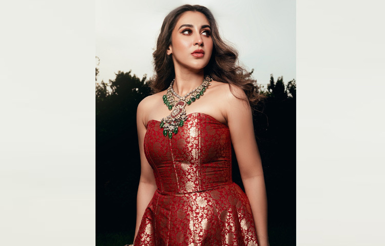 মেকআপে তিনি রেখেছেন সোনালি-ব্রোঞ্জি আইশ্যাডো, উইংড আইলাইনার আর ন্যুড-পিঙ্ক লিপশেড, যা নিখুঁতভাবে মানিয়ে গেছে পুরো গাউনের সঙ্গে। আর হেয়ারস্টাইলে ছেড়ে রাখা সফট কার্লস যেন দিয়েছে এক পরিপূর্ণ ছোঁয়া।