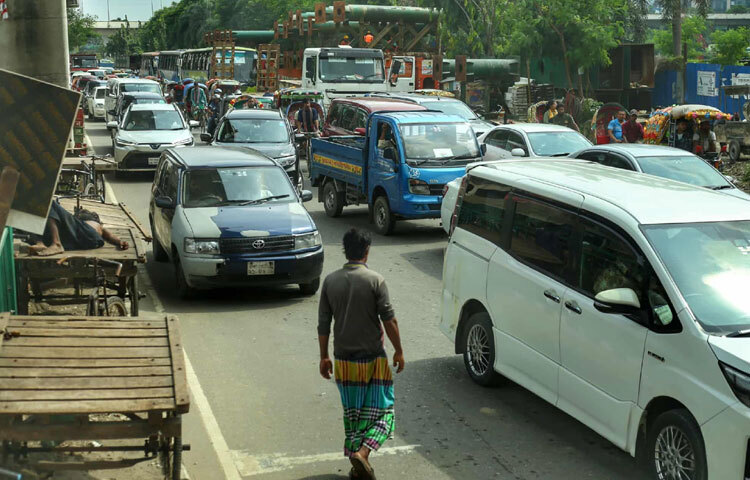 কারওয়ান বাজার, ফার্মগেট, বিজয় সরণি থেকে শুরু করে মতিঝিল পর্যন্ত রাস্তায় সকাল থেকেই গাড়ির সারি, রিকশা, বাস ও মোটরসাইকেলের হর্নে মুখরিত হয়ে উঠেছে শহর।