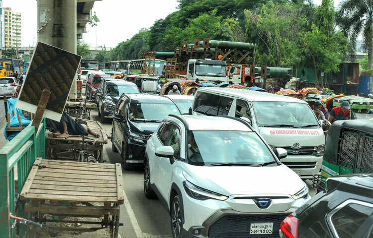 পূজার ছুটির প্রশান্তি শেষে রাজধানীর রাস্তাগুলো যেন আবারও ফিরে পেয়েছে জীবনের ছন্দ, ব্যস্ত শহরের স্বাভাবিক গতিময়তা।
