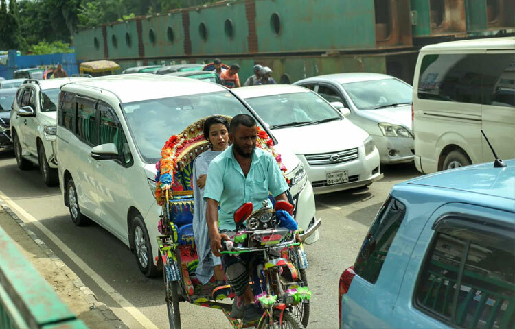 রাস্তায় একজন অফিসগামী বলেন, ‘দুই-তিন দিন একটু স্বস্তি ছিল, রাস্তায় গাড়ি কম ছিল। কিন্তু আজ মনে হচ্ছে আবার সেই আগের ঢাকায় ফিরে এসেছি।’