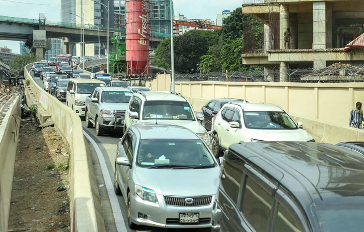 ছুটির সময়ে যারা গ্রামের বাড়িতে গিয়েছিলেন, তারা এখন ফিরছেন কর্মস্থলে।