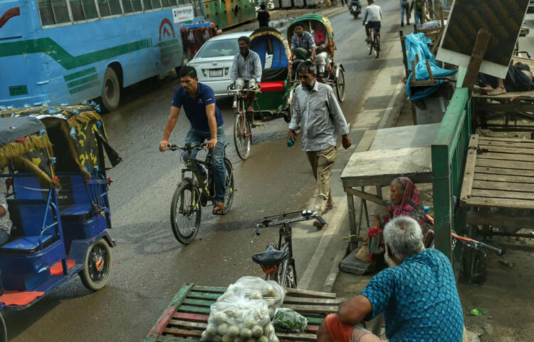 কারওয়ান বাজার এলাকায় সকাল থেকেই থেমে থেমে চলছে যানজট। দোকানপাট খুলতে শুরু করেছে, ফুটপাতেও জমে উঠেছে ক্রেতা-বিক্রেতার আড্ডা।