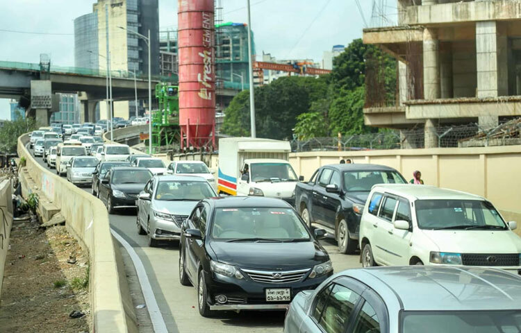 রাজধানীর বিভিন্ন সড়কে আইনশৃঙ্খলা রক্ষাকারী বাহিনীর উপস্থিতিও লক্ষ্য করা গেছে। যানবাহনের চাপ সামলাতে ট্রাফিক পুলিশকে বেশ বেগ পেতে হচ্ছে।