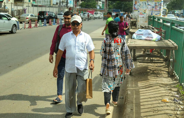 অফিসগামী মানুষের ভিড়, স্কুলছাত্রদের ব্যস্ততা-সব মিলিয়ে ঢাকায় ফিরেছে সেই চেনা গতি।
