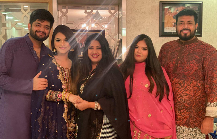 ১৯৯৬ সালে অভিনেত্রী মৌসুমিকে ভালোবেসে বিয়ে করেন ওমর সানী। এখন শোবিজের অন্যতম সফল জুটি তারা । এই দম্পতির সংসারে একটি পুত্র ও একটি কন্যা সন্তান রয়েছে।