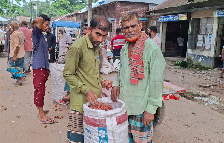 পেঁয়াজের দাম বাড়ায় সন্তোষ প্রকাশ করেছেন কৃষকরা। সারা বছরই তারা এই দাম চান। পাশাপাশি তারা এলসিও বন্ধের দাবি জানান। তবে ব্যবসায়ীদের দাবি, বর্তমানে এলসি বন্ধ ও কৃষকের ঘরে পেঁয়াজ মজুদ থাকায় বাজারে সরবরাহ কম। ফলে দাম বৃদ্ধি পেয়েছে।