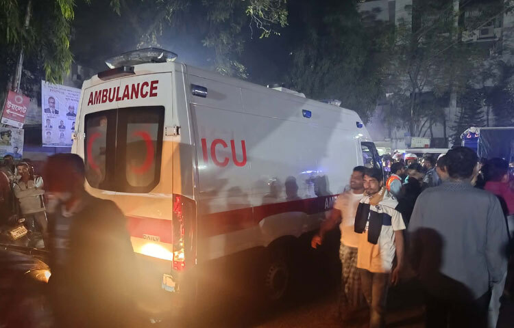 একটি বিশেষায়িত আইসিইউ অ্যাম্বুলেন্স করে তাকে এভারকেয়ারে নেওয়া হয়েছে।