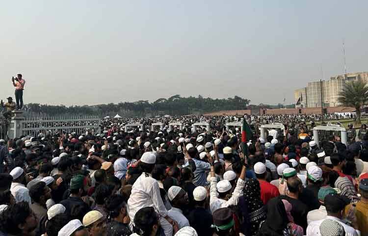 জুলাই গণ-অভ্যুত্থানের সম্মুখসারির যোদ্ধা এবং ইনকিলাব মঞ্চের মুখপাত্র শরিফ ওসমান হাদির মৃত্যুতে শোকস্তব্ধ পুরো দেশ। সময়ের সাহসি রাজনৈতিক ও সামাজিক আন্দোলনে হাজির লাখো বিক্ষুব্ধ জনতা। বীর সৈনিক মৃত্যুর পর অসীম শক্তি নিয়ে তিনি যেন ফিরে এসেছেন লাখো তরুণদের মাঝে। হাদির ভূমিকা অসংখ্য তরুণের কাছে অনুপ্রেরণার উৎস। তার এই অকালপ্রয়াণে যে শূন্যতা সৃষ্টি হয়েছে, তা সহজে পূরণ হওয়ার নয় সেই জানান দিচ্ছেন জানাজায় অংশ নেওয়া মুসল্লিরা। ছবি: জাগো নিউজ