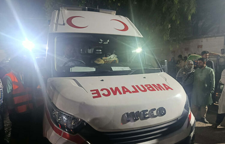 ঢাকা মেডিকেল কলেজ (ঢামেক) হাসপাতালে অস্ত্রোপচার শেষে গুলিবিদ্ধ ঢাকা-৮ আসনের স্বতন্ত্র প্রার্থী ও ইনকিলাব মঞ্চের মুখপাত্র শরিফ ওসমান হাদিকে রাজধানীর এভারকেয়ার হাসপাতালে নেওয়া হচ্ছে।