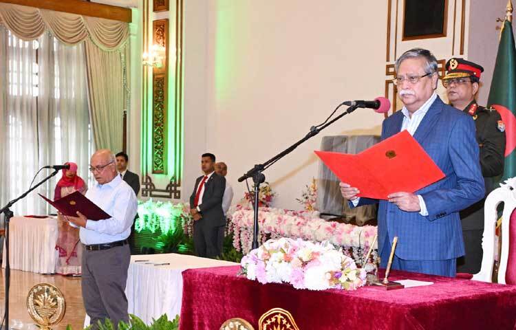 অন্তর্বর্তী সরকারের উপদেষ্টা হিসেবে শপথগ্রহণ করলেন বীর মুক্তিযোদ্ধা ফারুক-ই-আজম বীরপ্রতীক। ছবি: পিআইডি