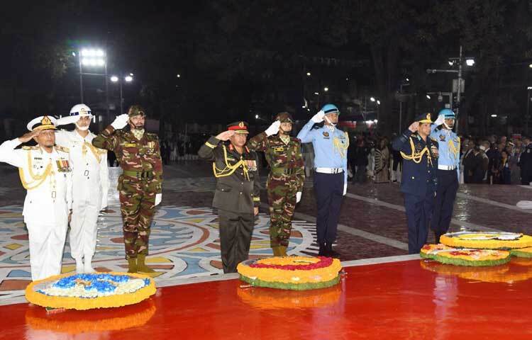 অমর একুশে ফেব্রুয়ারি ও আন্তর্জাতিক মাতৃভাষা দিবসের প্রথম প্রহরে কেন্দ্রীয় শহীদ মিনারে ভাষা শহীদদের প্রতি গভীর শ্রদ্ধা নিবেদন করেছেন তিন বাহিনীর প্রধান। ২১ ফেব্রুয়ারি রাত ১২টা ১৫ মিনিটে তারা শহীদ মিনারের বেদিতে পুষ্পস্তবক অর্পণ করেন।