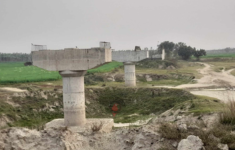 পাবনার ঈশ্বরদীতে দুই বছর ধরে সেতুর নির্মাণকাজ বন্ধ রেখেছেন ঠিকাদার। দীর্ঘদিন কাজ বন্ধ থাকায় নির্মাণাধীন সেতুর রডে মরিচা ধরে গেছে। ছবি: শেখ মহসীন