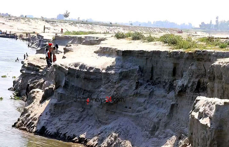 পাবনার বেড়ায় নৌ-চ্যানেল সচল রাখতে ড্রেজিংয়ে গতিপথ বদলেছে যমুনা নদীর। ফলে প্রবল স্রোতে অসময়ে দেখা দিয়েছে ভাঙন। এতে হুমকিতে পড়েছে উপজেলার নতুন ভারেঙ্গা ইউনিয়নের তিনটি গ্রামের অন্তত এক হাজারেরও বেশি পরিবার। ছবি: আলমগীর হোসাইন নাবিল