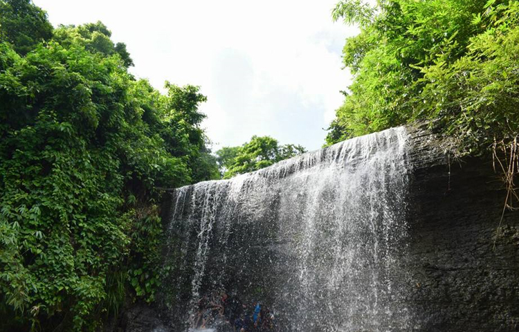 মিরসরাইয়ের ওয়াহেদপুর  ইউনিয়নের মধ্যম ওয়াহেদপুর বাওয়াছড়া পাহাড়িয়া এলাকায় যুগ যুগ ধরে ঝর্ণা প্রবাহিত হচ্ছে। সবুজ শ্যামল পাহাড়িয়া লেকে পাখিদের কলতানে আবাল, বৃদ্ধ, বণিতা সকলের পরান জুড়িয়ে যাবে। ছবি: এম মাঈন উদ্দিন