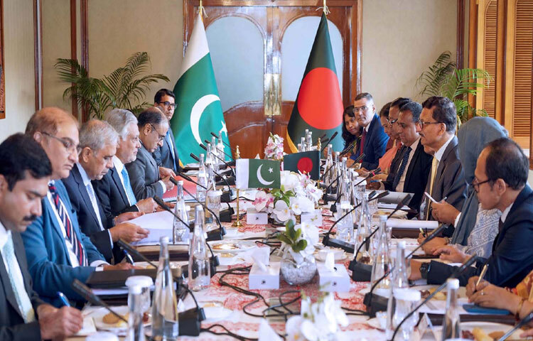 পররাষ্ট্র উপদেষ্টা মো. তৌহিদ হোসেন এবং পাকিস্তানের উপ-প্রধানমন্ত্রী ও পররাষ্ট্রমন্ত্রী মোহাম্মদ ইসহাক দার এর নেতৃত্বে ঢাকায় হোটেল সোনারগাঁওয়ে প্রতিনিধিদলের বৈঠক অনুষ্ঠিত হয়। ছবি: পিআইডি