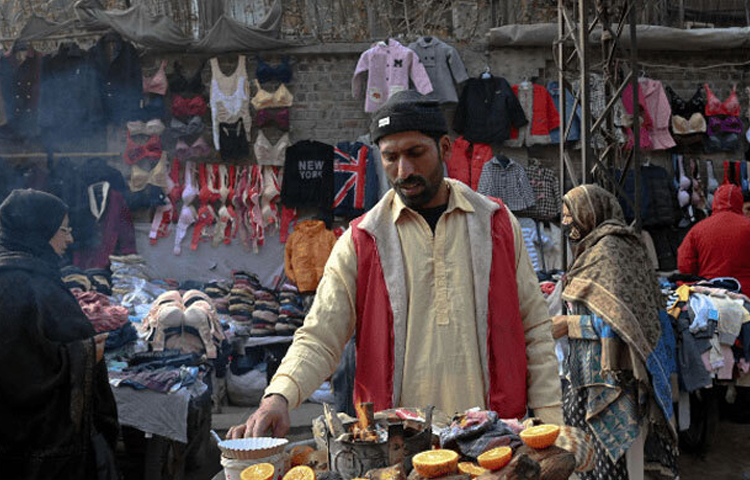ইউম্যান রাইটস ওয়াচ (এইচআরডব্লিউ) এর তথ্যমতে, ২০২৩ সালে চরম অর্থনৈতিক সংকটের সম্মুখীন হয়েছে পাকিস্তান। মূল্যস্ফীতি, বেকারত্ব, খাদ্যের অভাব, দারিদ্রতা ছিল দেশটির অন্যতম সমস্যা। ছবি: সংগৃহীত