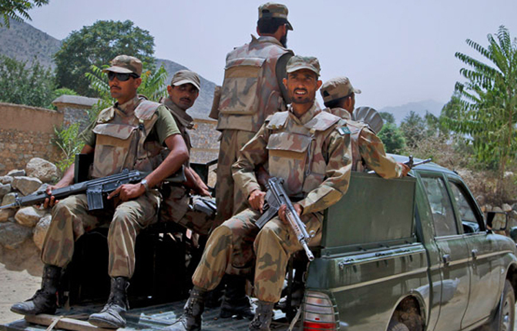 আজ সকালে পাকিস্তানের উত্তরাঞ্চলের একটি পুলিশ স্টেশনে বেশ কয়েকজন জঙ্গি অতর্কিত হামলা চালায়। এতে কমপক্ষে ১০ কর্মকর্তা নিহত হয়েছেন। ছবি: এএফপি