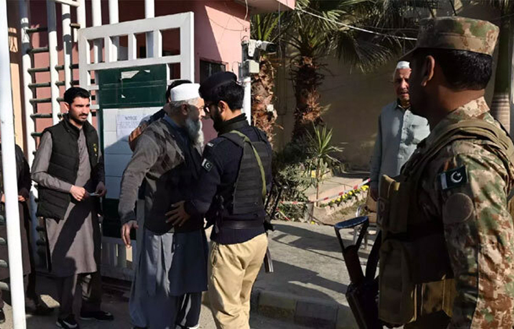 আজ পাকিস্তানের বেলোচিস্তানের কিল্লা সাইফুল্লাহ নামক এলাকায় রাজনৈতিক দল জমিয়ত উলেমা-ই-ইসলাম ফজল (জেইউআই-এফ) কার্যালয়ের বাইরে বিস্ফোরণ ঘটেছে। এতে অন্তত ১২ জন নিহত হয়েছে। ছবি: সংগৃহীত