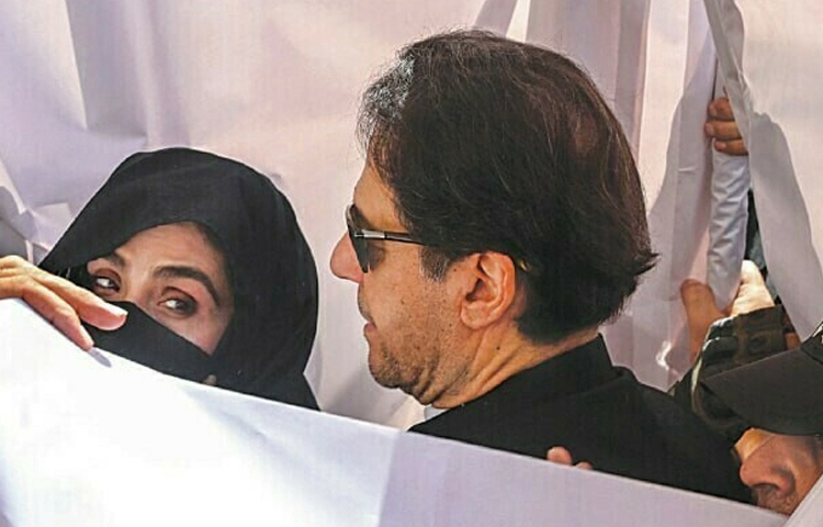 কারাগারে বন্দি থাকায় পোস্টাল ব্যালটের মাধ্যমে ভোট দিয়েছেন পাকিস্তানের সাবেক প্রধানমন্ত্রী ইমরান খান। ছবি: এএফপি