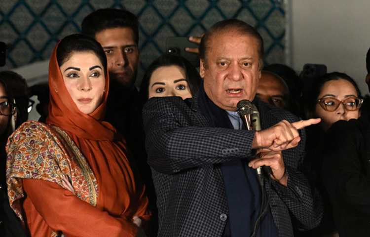 মুসলিম লীগ নেতা নওয়াজ শরিফ হেরে যাওয়া আসনের চূড়ান্ত ফলাফল ঘোষণা স্থগিত করেছে পাকিস্তানের নির্বাচন কমিশন (ইসিপি)। ছবি: এএফপি