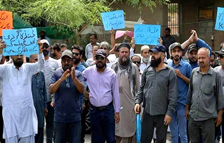 পাকিস্তানে তীব্র তাপপ্রবাহের মধ্যে লোডশেডিং বেড়েছে ব্যাপকভাবে। এমন পরিস্থিতিতে দেশটির বিভিন্ন জায়গায় বিক্ষোভ করছে নাগরিকরা। ছবি: সংগৃহীত