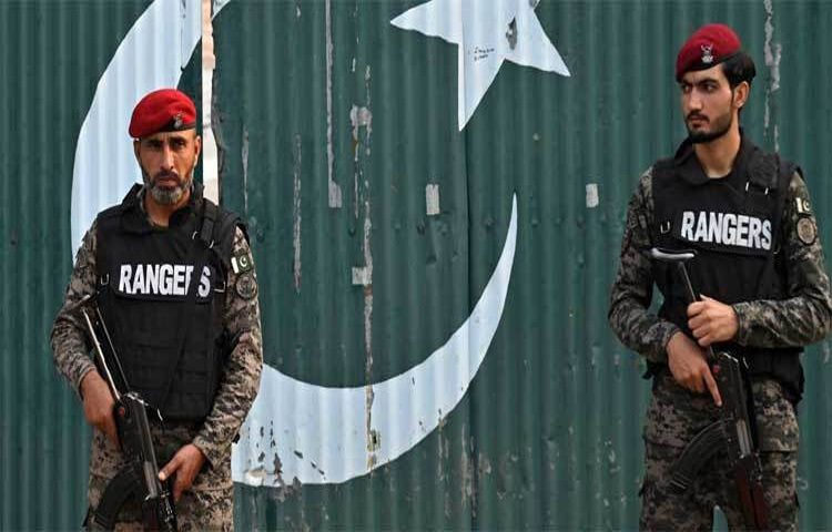 কাশ্মীর সীমান্তে ভারত এবং পাকিস্তানের সেনাদের মধ্যে রাতভর আবারও গোলাগুলি হয়েছে বলে জানিয়েছে ভারতীয় সেনাবাহিনী। ছবি: এএফপি