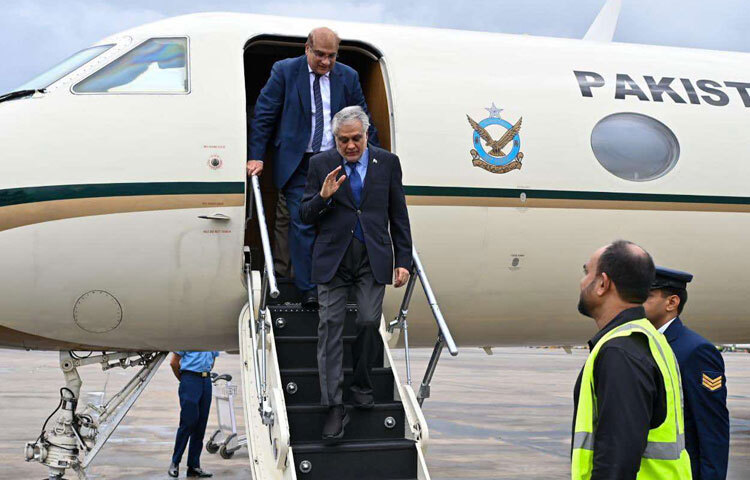 পাকিস্তানের উপ-প্রধানমন্ত্রী ও পররাষ্ট্রমন্ত্রী ইসহাক দার দুই দিনের সফরে ঢাকায় এসে পৌঁছেছেন। ছবি: পাকিস্তানের পররাষ্ট্র মন্ত্রণালয়ের এক্স (সাবেক টুইটার) থেকে নেওয়া