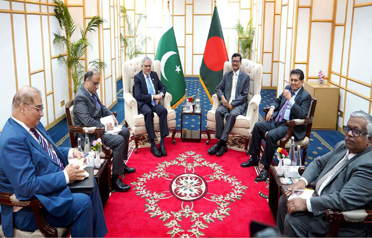 পররাষ্ট্র উপদেষ্টা মো. তৌহিদ হোসেনের সঙ্গে ঢাকায় হোটেল সোনারগাঁওয়ে সাক্ষাৎ করেন পাকিস্তানের উপ-প্রধানমন্ত্রী ও পররাষ্ট্রমন্ত্রী মোহাম্মদ ইসহাক দার। ছবি: পিআইডি