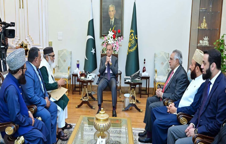 পাকিস্তানের প্রধানমন্ত্রী মিয়া মোহাম্মদ শাহবাজ শরিফের সঙ্গে ইসলামাবাদের পিএম হাউজে সাক্ষাৎ করেন ধর্ম উপদেষ্টা ড. আ ফ ম খালিদ হোসেন। ছবি: পিআইডি