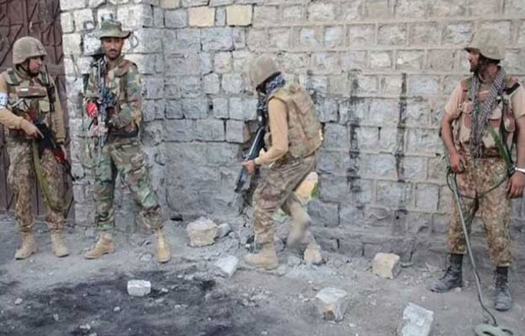 পাকিস্তানে সেনা অভিযানে ‘ভারত-সমর্থিত’ ৩৪ সন্ত্রাসী নিহত হয়েছে বলে জানিয়েছে দেশটির সামরিক বাহিনী। খাইবার পাখতুনখোয়া প্রদেশে চালানো ধারাবাহিক অভিযানে ‘ফিতনা আল-খাওয়ারিজের’ এসব সদস্যকে হত্যা করা হয়েছে বলে জানিয়েছে পাকিস্তান সামরিক বাহিনীর গণমাধ্যম শাখা আইএসপিআর। ছবি: আইএসপিআর পাকিস্তান