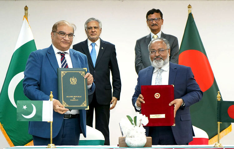 পররাষ্ট্র উপদেষ্টা মো. তৌহিদ হোসেন এবং পাকিস্তানের উপ-প্রধানমন্ত্রী ও পররাষ্ট্রমন্ত্রী মোহাম্মদ ইসহাক দার এর উপস্থিতিতে ঢাকায় হোটেল সোনারগাঁওয়ে দু’দেশের মধ্যে ছয়টি সমঝোতা স্মারক সই হয়। ছবি: পিআইডি