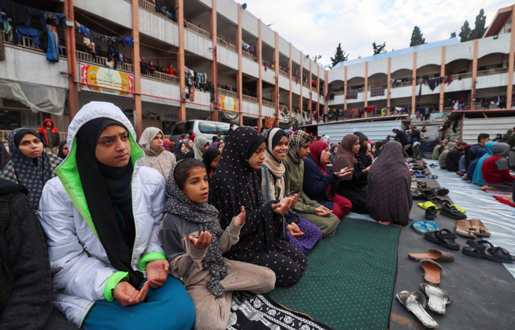 বিশ্বজুড়ে উদযাপিত হচ্ছে মুসলিমদের সবচেয়ে বড় ধর্মীয় উৎসব ঈদুল ফিতর। শুধু আনন্দ নেই ফিলিস্তিনিদের মনে। ঈদের দিনেও পেটে ক্ষুধা নিয়ে, প্রতি মুহূর্তে প্রাণ হারানোর শঙ্কা নিয়ে দিন কাটাতে হচ্ছে তাদের। ছবি: এএফপি