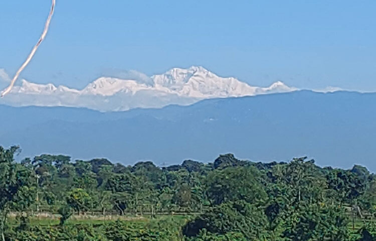 কাঞ্চনজঙ্ঘার সুউচ্চ এই চূড়া দেখতে অনেকে ভারতের পশ্চিমবঙ্গের দার্জিলিং জেলা শহরের টাইগার হিলে যান। দার্জিলিংয়ের টাইগার হিল এই কাঞ্চনজঙ্ঘার চূড়া দেখার আদর্শ স্থান। তবে কেউ কেউ সান্দাকপু বা ফালুটেও যান। কেউ আবার সরাসরি নেপালে গিয়ে পর্যবেক্ষণ করে থাকেন কাঞ্চনজঙ্ঘা। কিন্তু পাসপোর্ট আর ভিসার মাধ্যমে যেতে না পারা ভ্রমণপিপাসুরা প্রকৃতির এই সৌন্দর্য উপভোগ করতে ছুটে আসছেন পঞ্চগড়ের তেঁতুলিয়ায়।