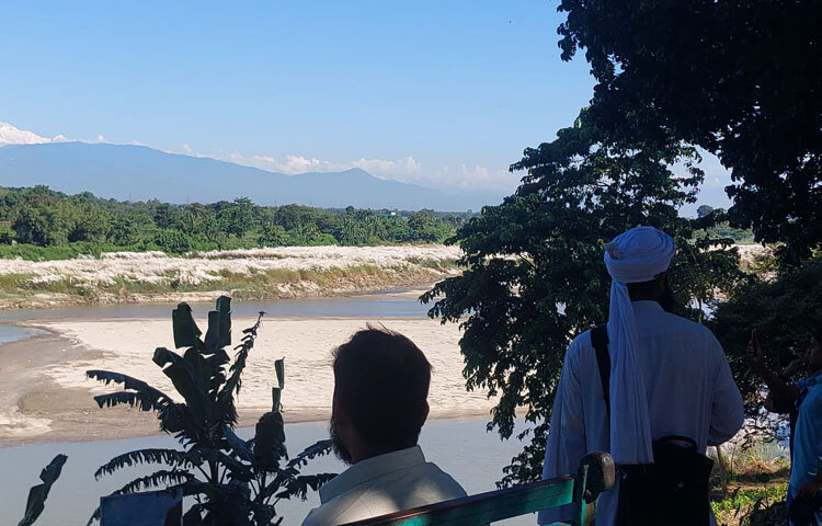 ভোরে সূর্যের আলো পড়তেই বরফাচ্ছন্ন পাহাড়গুলো রূপ নেয় সোনালি আভায়। পর্যায়ক্রমে লাল, কমলা আর সোনালি আভায় সেজে ওঠা দৃশ্য দেখে মুগ্ধ দূর-দূরান্ত থেকে আসা পর্যটকরা।