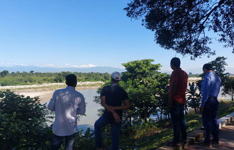 পঞ্চগড়ের তেঁতুলিয়া উপজেলা সদরের মহানন্দার পাড়ে গিয়ে দেখা গেছে, সীমান্ত উপজেলাটি এখন পর্যটকদের পদচারণায় মুখর। ভোর থেকে যখন আকাশ মেঘমুক্ত থাকে, তখন দৃষ্টিনন্দন কাঞ্চনজঙ্ঘার চূড়া যেন হাতছানি দিয়ে ডেকে নেয় প্রকৃতিপ্রেমীদের।