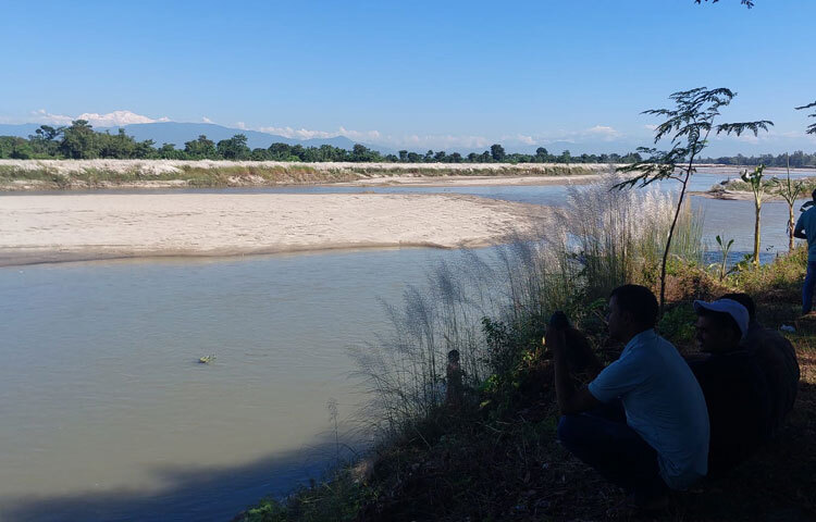 নীল আকাশে বরফে ঢাকা সাদা পাহাড় মুহূর্তেই যেন দর্শনার্থীদের মুগ্ধ করছে। মহানন্দা পাড়ের ডাকবাংলো এলাকায় দুপুর পর্যন্ত দেশীয় পর্যটকদের ভিড় দেখা গেছে।