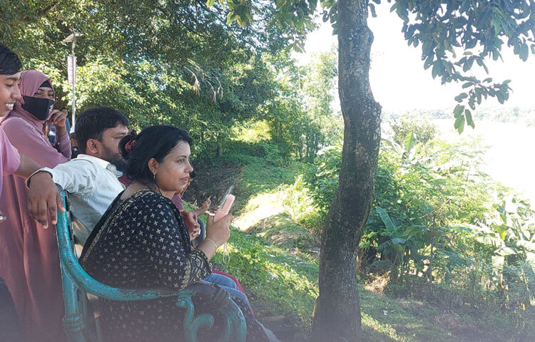 স্থানীয় সূত্র জানায়, পঞ্চগড়ের সীমান্তবর্তী তেঁতুলিয়া উপজেলার বাংলাবান্ধা থেকে ভারতের শিলিগুড়ির দূরত্ব মাত্র ৮ কিলোমিটার। শিলিগুড়ি থেকে প্রায় ৫০ কিলোমিটার দূরে দার্জিলিং শহর। এখান থেকে নেপালের দূরত্ব মাত্র ৬১ কিলোমিটার, ভূটানের দূরত্ব ৬৪ কিলোমিটার, চীনের দূরত্ব ২০০ কিলোমিটার।