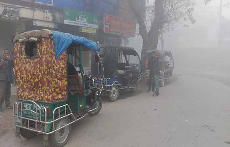 উত্তরের জেলা পঞ্চগড়ে আবারও কমেছে রাতের তাপমাত্রা। শুরু হয়েছে দ্বিতীয় দফার মৃদু শৈত্যপ্রবাহ। ১ জানুয়ারি সকাল ৯ টায় সর্বনিম্ন তাপমাত্রা ৯ ডিগ্রি সেলসিয়াস রেকর্ড করেছে তেঁতুলিয়ায় আবহাওয়া অফিস। ছবি: সফিকুল আলম