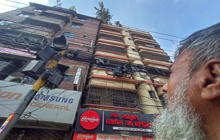 মেরুল বাড্ডার আরেকটি ভবনের সিঁড়ির কাছে ফাটল তৈরি হয়েছে, যা নিয়ে চিন্তিত বাসিন্দারা। কেউ কেউ আশঙ্কা করছেন ভবনের স্ট্রাকচার দুর্বল হলে সামান্য ঝাঁকুনিতেই বড় দুর্ঘটনা ঘটতে পারে।