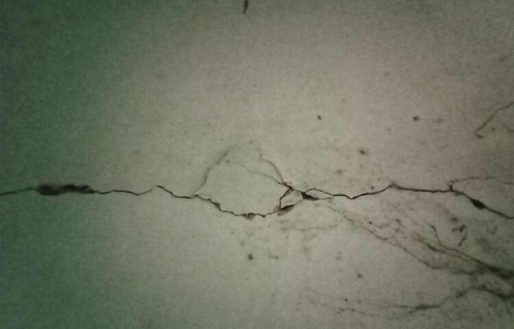 মধুবাগের একটি পাঁচতলা ভবনের দ্বিতীয় ও তৃতীয় তলার দেয়ালে বড় ধরনের ফাটল দেখা গেছে।