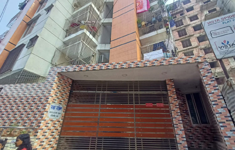 বাড্ডা লিংকরোডের একটি ছয়তলা ভবনের একটি দেয়াল আংশিক চিড়ে গেছে। স্থানীয়রা বলছেন, ভবনটি পুরোনো হওয়ায় ঝুঁকি আরও বাড়ছে।