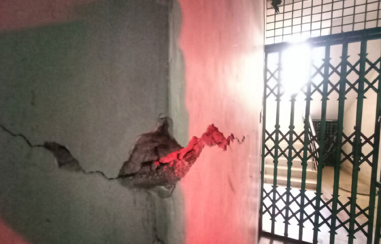 আজ মধুবাগ, মেরুল বাড্ডা এবং বাড্ডা লিংকরোড এলাকায় ঘুরে দেখা গেছে বেশ কয়েকটি ভবনের দেয়ালে চির ধরেছে, কোথাও কোথাও প্লাস্টার ঝরে পড়েছে। এই দৃশ্য নতুন করে আতঙ্ক তৈরি করেছে স্থানীয় বাসিন্দাদের মধ্যে।