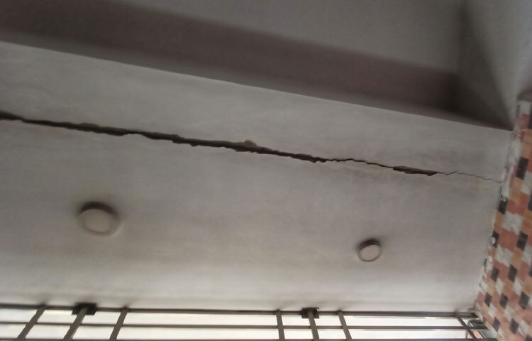 কর্তৃপক্ষ ইতোমধ্যে ক্ষতিগ্রস্ত এলাকাগুলোতে প্রাথমিক পরিদর্শন শুরু করেছে। বাসিন্দাদেরও সতর্ক থাকতে বলা হয়েছে অপ্রয়োজনীয় ভারী জিনিস দেয়ালের পাশে না রাখা, যে ভবনে ফাটল দেখা গেছে সেখানে জমায়েত না হওয়া, কোনো অস্বাভাবিক শব্দ বা কাঠামোগত দুর্বলতা দেখলে দ্রুত স্থানীয় প্রতিনিধিকে জানানো।