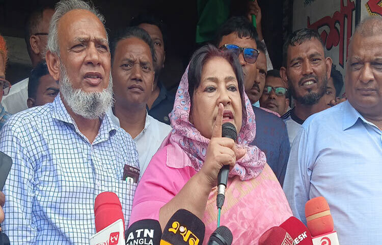 ডাকসু-জাকসু নির্বাচন পরিকল্পিত প্রহসন ও ১/১১ মডেলে হয়েছে। এটি এক প্রকার দখলদারি নির্বাচন বলে বন্তব্য করেছেন বিএনপির সাবেক সংসদ সদস্য অ্যাডভোকেট সৈয়দা আসিফা আশরাফী পাপিয়া। ছবি: সোহান মাহমুদ