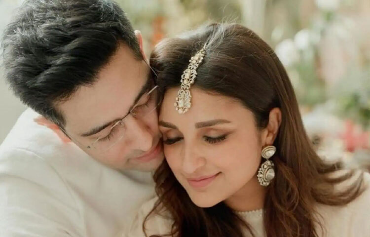 পরিণীতি চোপড়া ও রাঘব চাড্ডা: বলিউডের বুদ্ধিমতী অভিনেত্রী ও দিল্লির তরুণ রাজনীতিক-এই দুজনের ভালোবাসার গল্প এখন নতুন অধ্যায়ে। মাত্র দুই সপ্তাহ আগে পরিণীতি ও রাঘব হয়েছেন এক পুত্রসন্তানের মা-বাবা।