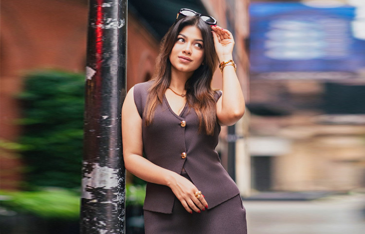 দারুণ এই ড্রেসের সঙ্গে ছিল কেট স্পেইডের ক্লাসিক ব্যাগ। চোখে ঝকঝকে সানগ্লাস, কবজিতে ভারসাচ্চের ঘড়ি।